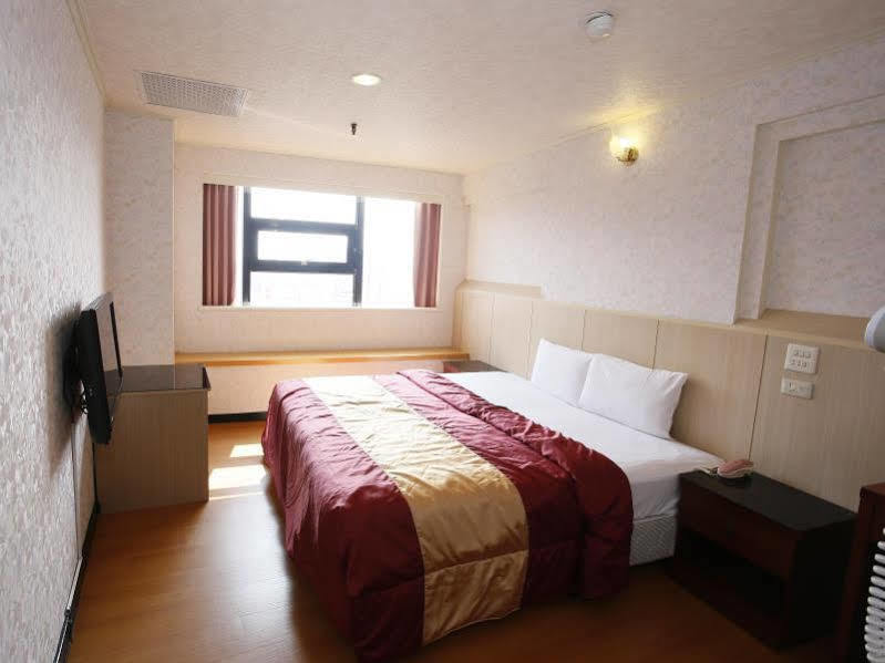 Tie Dao Hotel Tainan Exterior foto